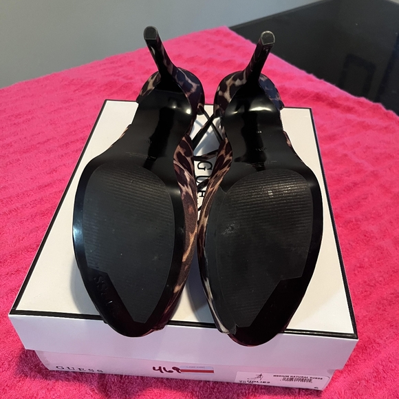 Guess Peeptoe Pump - Picture 5 of 6